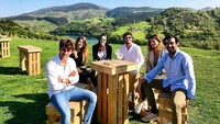  Wah, kulineran di bukit wilayah Orio, Spanyol terlihat menyenangkan. Lihat saja ekspresi bahagia dari Alvaro dan teman-temannya ini. Foto: Instagram alvaroodriozola