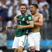 Momen bromance yang seksi disajikan oleh pemain Meksiko Carlos Salcedo saat merayakan kemenangannya atas Jerman di Grup F. Sembari bertelanjang dada, Carlos memeluk rekannya, Miguel Layun. Jangan iri yah ladies! (Foto: Getty Images)