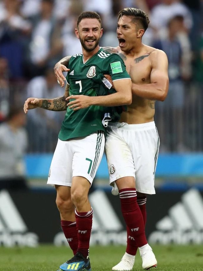 Momen bromance yang seksi disajikan oleh pemain Meksiko Carlos Salcedo saat merayakan kemenangannya atas Jerman di Grup F. Sembari bertelanjang dada, Carlos memeluk rekannya, Miguel Layun. Jangan iri yah ladies! (Foto: Getty Images)