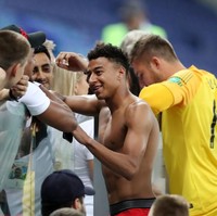 Pemain timnas Inggris yang juga gelandang Manchester United, Jesse Lingard, menyapa para penggemarnya tanpa baju yang menempel. Kala itu Inggris sukses mengalahkan Tunisia di Grup G Piala Dunia 2018. (Foto: Getty Images)