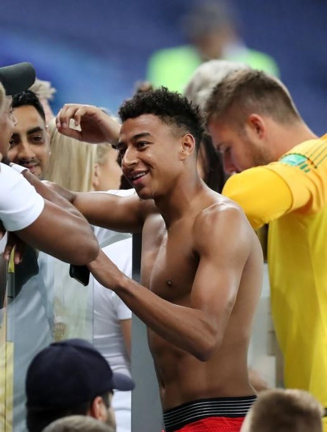 Pemain timnas Inggris yang juga gelandang Manchester United, Jesse Lingard, menyapa para penggemarnya tanpa baju yang menempel. Kala itu Inggris sukses mengalahkan Tunisia di Grup G Piala Dunia 2018. (Foto: Getty Images)