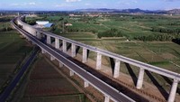 Ini adalah penampakan pembangunan jalur kereta cepat rute Datong-Zhangjiakou, yang berada di Huaian County, China Utara pada awal Juni 2018 lalu. Istimewa/Xinhuanet.