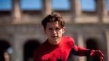 Sulit Kencing dengan Kostum Spider-Man, Tom Holland Minta Bantuan Ibu