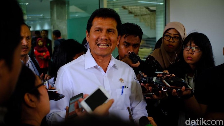 Pendukung Jokowi Minta Asman Abnur Mundur dari Kabinet Kerja Pendukung Jokowi Minta Asman Abnur Mundur dari Kabinet Kerja