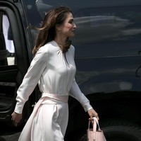 Ratu Rania mengenakan busana bernuansa monokrom, warna pink pucat dari atas sampai bawah. Ia mengenakan blouse dan celana wide leg berlabel Adeam, tas hingga sepatu pumpnya pun berwarna pink. Foto: Dok. Getty Images