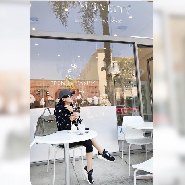 Syahrini terbang ke Los Angeles, California, setelah menghabiskan Idul Fitri di Bogor bersama keluarganya. Setibanya di Beverly Hills, penyanyi yang akan merilis film perdananya Bodyguard Ugal-Ugalan itu langsung menikmati minuman di sebuah kafe. Dia pun bergaya memamerkan tas Hermes miliknya yang berharga ratusan juta. Kakinya tampak dibalut sneakers edisi terbatas Chanel x Pharrell x Adidas yang harganya mencapai hampir Rp 200 juta. Dia jua mengenakan jaket dari brand BALR seharga Rp 3 jutaan. Foto: Dok. Instagram