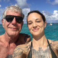 Kekasih Anthony Bourdain Curhat Kesedihannya Ditinggal Sang Pacar