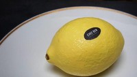Bentuknya persis lemon utuh dengan stiker layaknya di supermarket. Tapi Ben membuatnya dari pannacotta lemon dengan isian sherbet lemon dan custard teh hijau serta bunga melati. Foto: Instagram chefbenchurchill