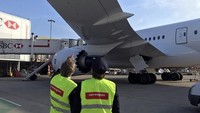 Keduanya pun masuk ke maskapai Norwegian Air dan mendapat pelatihan bareng. Sven sudah menempuh 23 ribu jam terbang, sementara Erik baru 3.000 jam. Mereka juga mengecek kondisi pesawat secara bersama-sama. (dok. Chase Burns/Norwegian)