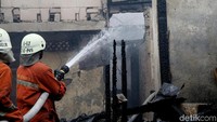 Petugas piket Sudin Damkar Jakpus Saefudin mengatakan, pihaknya mendapat laporan sekitar pukul 13.25 WIB.