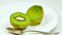 Kulit Kiwi -  Kulit KiwiSama seperti kulit jeruk, kulit kiwi juga bisa dengan mudah Anda konsumsi. Menurut Healthline, kulit kiwi kaya akan serat, folat dan vitamin E. Mengonsumsi kulit kiwi dapat meningkatkan serat dalam tubuh sebanyak 50%, folat sebanyak 32%, serta vitamin E sebanyak 34% dibandingkan dengan memakan hanya daging buahnya saja. Foto: iStock