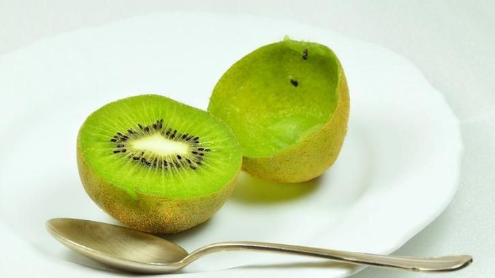 Sarapan buah kiwi pagi ini bisa punya sederet manfaat untuk kesehatanmu. Foto: iStock Sarapan buah kiwi pagi ini bisa punya sederet manfaat untuk kesehatanmu. Foto: iStock