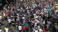 Unjuk rasa ini adalah yang terbesar sejak 2012 lalu, ketika warga marah akibat memburuknya ekonomi Iran, setelah dunia internasional menjatuhkan sanksi terkait aktivitas nuklir Iran. Jika dulu satu dolar itu bernilai 42.900 rial, kini nilainya mencapai 90.000 rial.  (Atta Kenare/AFP)