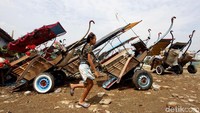 Di kawasan ini terdapat puluhan kuda yang siap menarik penumpang keliling Ibu Kota.