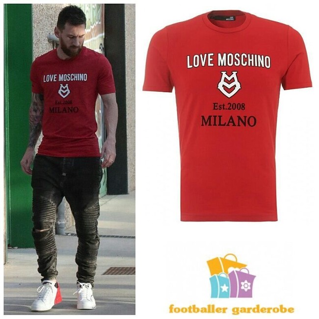 Lionel Messi bergaya casual dengan kaus berwarna merah. Dari tulisan di kausnya terlihat jelas, busana tersebut datang dari brand Moschino. Harga kaus Messi ini US$ 130. Dan kapten tim nasional Argentina ini memadukan kaus dan jeans yang dipakainya itu dengan sneakers dari brand Dolce & Gabbana seharga US$ 591 atau sekitar Rp 8,3 juta. Foto: Dok.Instagram @footballergarderobe