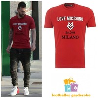 Lionel Messi bergaya casual dengan kaus berwarna merah. Dari tulisan di kausnya terlihat jelas, busana tersebut datang dari brand Moschino. Harga kaus Messi ini US$ 130. Dan kapten tim nasional Argentina ini memadukan kaus dan jeans yang dipakainya itu dengan sneakers dari brand Dolce & Gabbana seharga US$ 591 atau sekitar Rp 8,3 juta. Foto: Dok.Instagram @footballergarderobe