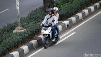 Aksi tersebut sangat berbahaya bagi diri sendiri dan pengendara lainnya.