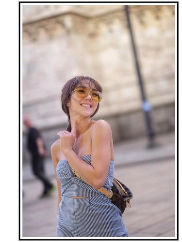 Gisella memakai Louis Vuitton Bumbag.