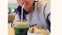 Salad wrap dan smoothies jadi santapan sehat ala Kelly. Pastinya untuk menjaga kesehatan sekaligus bentuk tubuh ideal. Foto: Instagram kelly_tandiono