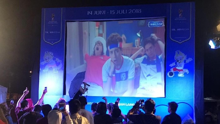 Berdendang Riang Sambil Nikmati Nobar Piala Dunia