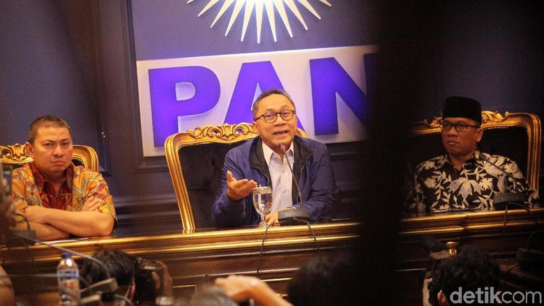 Bungkam, Zulkifli Hasan Tinggalkan Istana Usai Temui Jokowi Bungkam, Zulkifli Hasan Tinggalkan Istana Usai Temui Jokowi