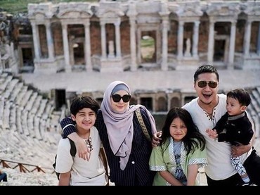 Keseruan Keluarga Arie Untung Saat Liburan ke Turki
