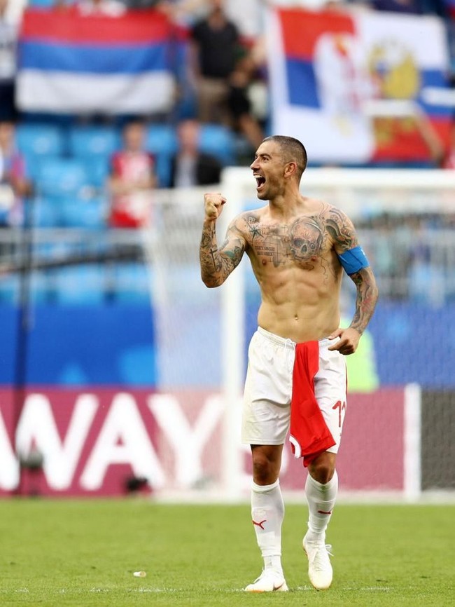 Satu kata untuk  Aleksandar Kolarov dari Serbia: Liar! Aleksander sepertinya sukses memanjakan para perempuan dengan lengan dan dada berototnya yang penuh tato setelah sukses menaklukkan Costa Rica di Grup E Piala Dunia 2018. (Foto: Getty Images)