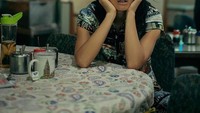 Namanya juga model yah! Ini pose Kelly saat pemotretan dalam sebuah resto di Hong Kong. Ada segelas minuman dan beberapa bumbu di atas meja makan. Duh, melongo aja cantik. Foto: Instagram kelly_tandiono