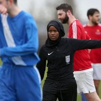 Meski harus bermain di tengah para pemain bola Inggris yang berbadan besar, wanita berusia 24 tahun ini tampak berani. Ia pun sempat diremehkan, tapi tetap bertahan hingga sekarang. Foto: Barcroft Image