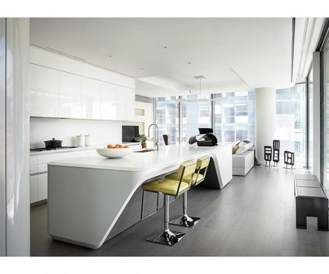 Apartemen didominasi palet putih dengan sentuhan metalik silver yang memberi kesan clean, luas, bersih sekaligus modern. Seperti yang terlihat pada dapur minimalis ini. Foto: Dok. Corcoran