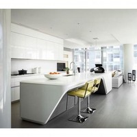 Apartemen didominasi palet putih dengan sentuhan metalik silver yang memberi kesan clean, luas, bersih sekaligus modern. Seperti yang terlihat pada dapur minimalis ini. Foto: Dok. Corcoran