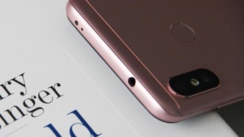 Punya sensor sidik jari di bagian belakang. Foto: Sina Mobile