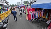 Para pedagang kembali berjualan di seberang Stasiun Tanah Abang.