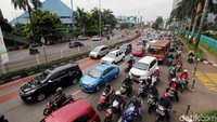 Arus lalu lintas yang mengarah ke Kebayoran Lama terlihat ramai. Sementara yang mengarah ke Lebak Bulus sepi.