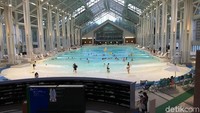 Ini kolam renang berukuran sangat besar namun dibuat mirip dengan pantai dengan porselen putih dan gradasi warna air dari biru muda hingga biru tua. Pengelola juga menambahkan efek ombak di kolam ukuran 80x30 meter itu agar semakin mirip dengan pantai. (Dina Rayanti/detikTravel)