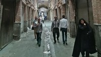 Akibat harga bahan pokok dan nilai tukar rial yang merosot, para pedagang pun menutup lapak dagangan mereka di Grand Bazaar untuk mengikuti demo. (Atta Kenare/AFP)