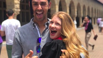 “Beruntungnya diriku, dia cantik dan punya gelar dari Stanford. Selamat cinta, dengan semua yang telah kamu capai 4 tahun terakhir. Tak sabar melanjutkan perjalanan ini bersamamamu,” tulsi Nayel di akun Isntagramnya. Foto: Instagram