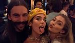 Dua Lipa Senang Banget Pose Melet, Sih?