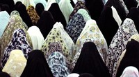 Pada tahun 1981, Goodman mulai memotret para wanita Iran di berbagai sudut negara itu. Ada yang terekam sedang berdoa, di jalanan, atau dalam perjalanan (Randy H. Goodman/Bronx Museum of the Arts/CNN Travel)