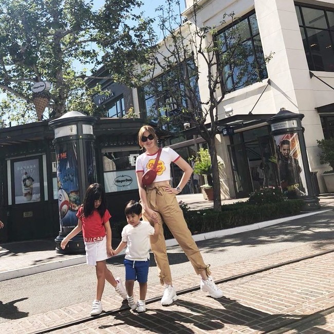 Nia Ramadhani tampil kekinian memakai dad sneakers. Dia memilih dad sneakers dari brand Fila yang saat ini banyak dipakai oleh anak-anak hype beast. Dia memadukannya dengan belt bag Gucci berwarna merah yang harganya Rp 14 jutaan. Foto: Dok. Instagram