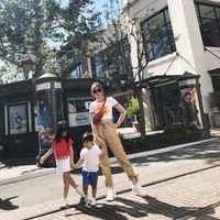 Nia Ramadhani tampil kekinian memakai dad sneakers. Dia memilih dad sneakers dari brand Fila yang saat ini banyak dipakai oleh anak-anak hype beast. Dia memadukannya dengan belt bag Gucci berwarna merah yang harganya Rp 14 jutaan. Foto: Dok. Instagram