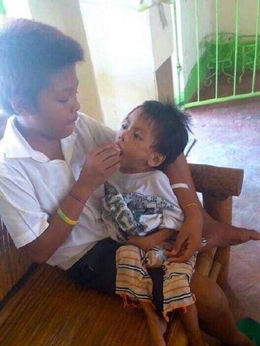 Kisah Haru Bocah Kelas 3 SD Rawat dan Bawa Adiknya yang Difabel ke Sekolah