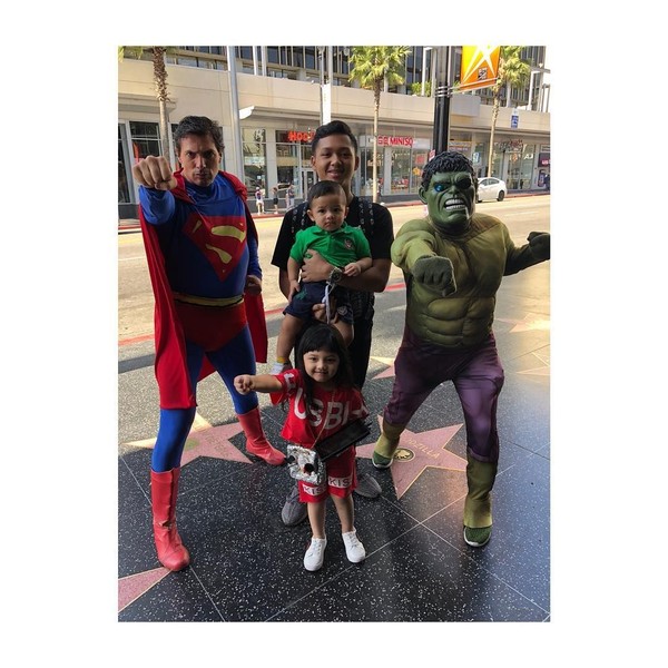 Lihat nih gaya Arsy, Arsya dan Azriel yang berfoto dengan karakter Hulk dan Superman di The Hollywoof of Fame. Gemas! (ashanty_ash/Instagram) Lihat nih gaya Arsy, Arsya dan Azriel yang berfoto dengan karakter Hulk dan Superman di The Hollywoof of Fame. Gemas! (ashanty_ash/Instagram)