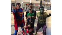 Lihat nih gaya Arsy, Arsya dan Azriel yang berfoto dengan karakter Hulk dan Superman di The Hollywoof of Fame. Gemas! (ashanty_ash/Instagram)