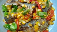 Ikan peda yang asin sedap ini memang paling pas digoreng atau ditumis. Tambahkan beberapa bahan mulai jagung hingga irisan tomat supaya rasanya makin mantap. Foto : instagram @antie_clementia
