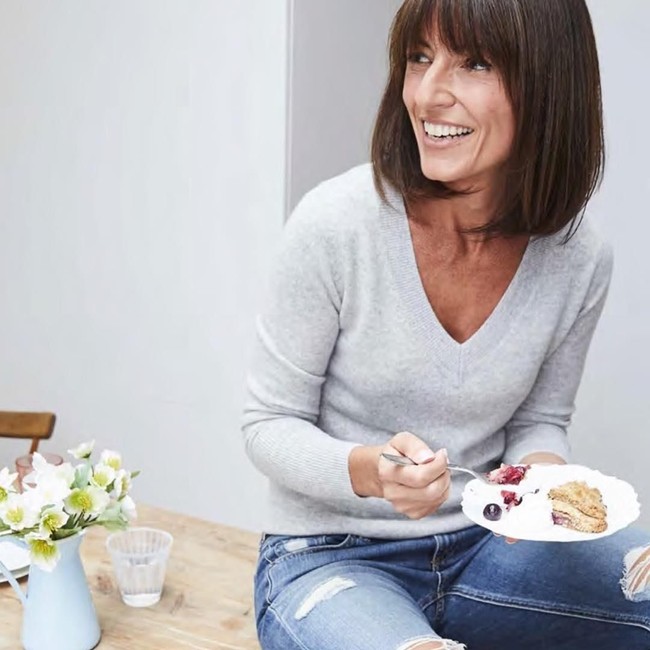 Davina tak hanya rajin olahraga, namun ia juga makan-makanan sehat sehingga tubuhnya tetap langsing meski sudah melahirkan tiga anak.  Foto: dok. Instagram (davinamccall)