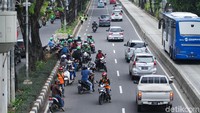 Jalur cepat di Jalan Letjen Suprapto harusnya steril dari sepeda motor. Namun masih banyak pengendara sepeda motor yang melintas di jalur cepat tersebut.