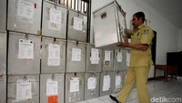 Petugas di Kelurahan Meruyung, Limo, Depok, Jawa Barat, tengah menyusun kotak suara jelang pemilu besok, Rabu (27/6).