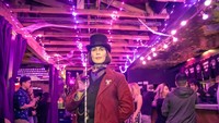 Suasana restoran yang didonimasi warna neon ungu, semakin meriah dan semarak dengan kehadiran Willy Wonka yang mirip dengan tokoh aslinya. Foto: Istimewa