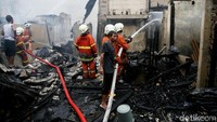 Petugas masih melakukan pendinginan di lokasi kebakaran.